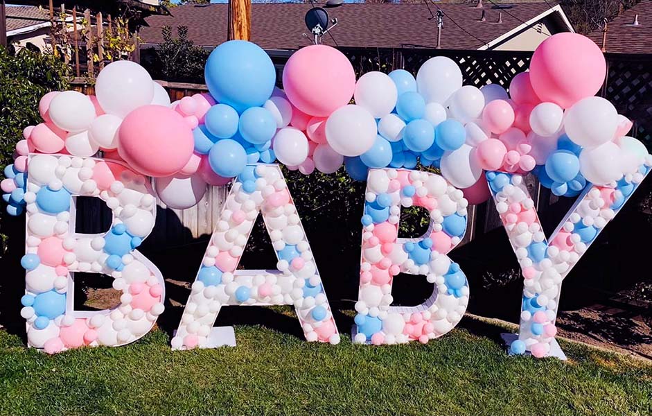 An 20 foot organic style balloon yard sign to announce a gender reveal event.